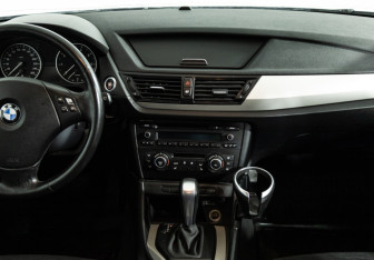 Подержанный автомобиль BMW X1 2014 года (14 фото)