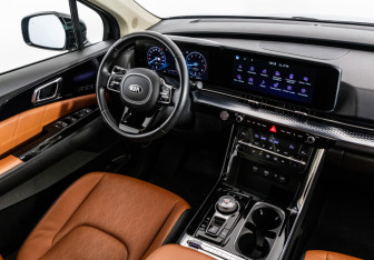 Подержанный автомобиль Kia Carnival 2021 года (15 фото)