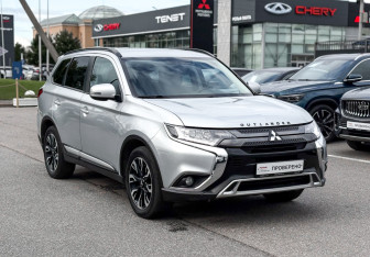 Подержанный автомобиль Mitsubishi Outlander 2021 года (3 фото)