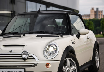 Подержанный автомобиль MINI Cabrio 2006 года (2 фото)