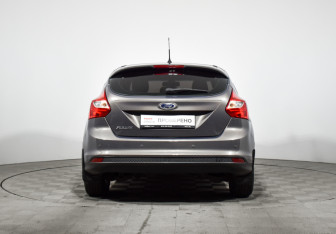 Подержанный автомобиль Ford Focus Hatchback 2013 года (7 фото)