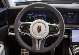 Новый Hongqi E-HS9 2022 (17 фото)