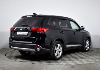 Подержанный автомобиль Mitsubishi Outlander 2017 года (5 фото)