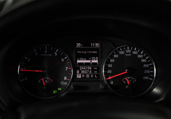 Подержанный автомобиль Nissan X-Trail 2014 года (12 фото)