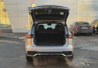 Подержанный автомобиль Geely Monjaro 2024 года (7 фото)