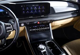 Подержанный автомобиль Kia Carnival 2021 года (15 фото)