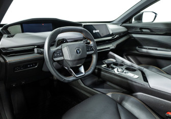 Подержанный автомобиль Changan UNI-V 2023 года (11 фото)