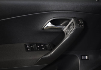 Подержанный автомобиль Volkswagen Polo Sedan 2017 года (16 фото)