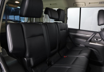 Подержанный автомобиль Mitsubishi Pajero 2013 года (13 фото)