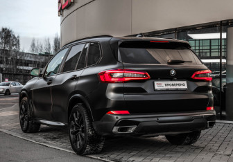 Подержанный автомобиль BMW X5 2019 года (7 фото)