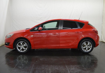 Подержанный автомобиль Opel Astra Hatchback 2014 года (8 фото)
