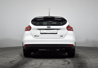 Подержанный автомобиль Ford Focus Hatchback 2017 года (6 фото)