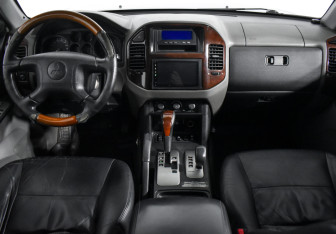 Подержанный автомобиль Mitsubishi Pajero 2005 года (15 фото)