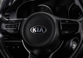 Подержанный автомобиль Kia Rio Sedan 2017 года (11 фото)