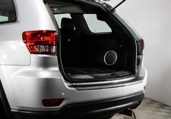 Подержанный автомобиль Jeep Grand Cherokee 2012 года (9 фото)