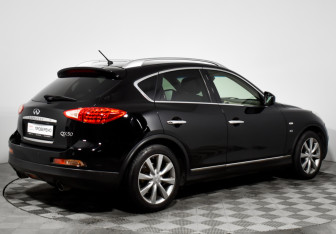 Подержанный автомобиль Infiniti QX50 2015 года (5 фото)