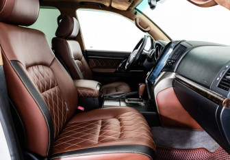 Подержанный автомобиль Toyota Land Cruiser Suv 2011 года (24 фото)