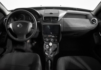 Подержанный автомобиль Nissan Terrano 2014 года (14 фото)