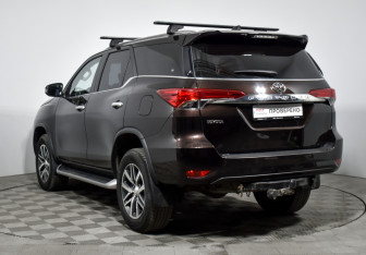 Подержанный автомобиль Toyota Fortuner 2018 года (7 фото)