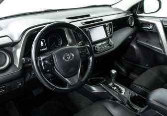 Подержанный автомобиль Toyota RAV4 2019 года (11 фото)