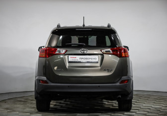 Подержанный автомобиль Toyota RAV4 2013 года (6 фото)