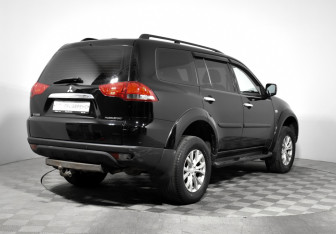 Подержанный автомобиль Mitsubishi Pajero Sport 2013 года (5 фото)
