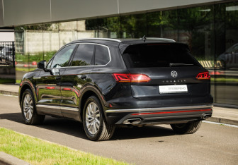 Подержанный автомобиль Volkswagen Touareg 2018 года (8 фото)
