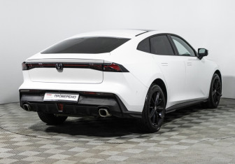 Подержанный автомобиль Changan UNI-V 2023 года (5 фото)