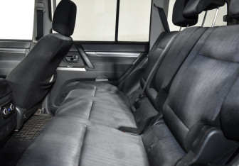 Подержанный автомобиль Mitsubishi Pajero 2013 года (12 фото)