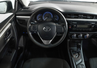 Подержанный автомобиль Toyota Corolla Sedan 2013 года (10 фото)