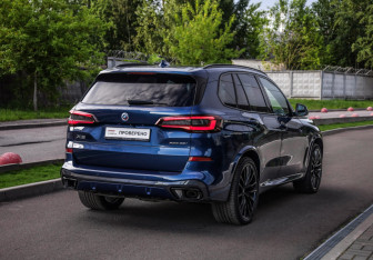 Подержанный автомобиль BMW X5 2023 года (7 фото)