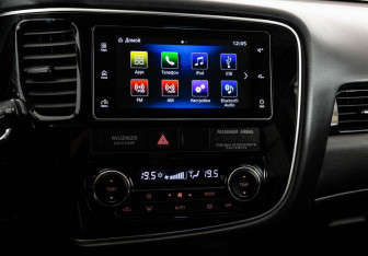 Подержанный автомобиль Mitsubishi Outlander 2018 года (16 фото)