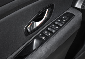 Подержанный автомобиль Renault Fluence 2011 года (10 фото)