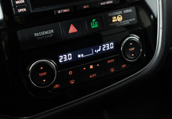 Подержанный автомобиль Mitsubishi Outlander 2015 года (16 фото)