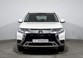 Подержанный автомобиль Mitsubishi Outlander 2019 года (2 фото)