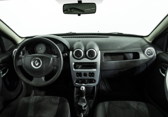Подержанный автомобиль Renault Sandero 2013 года (13 фото)