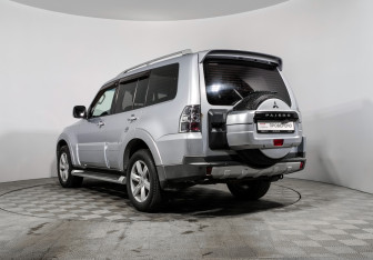 Подержанный автомобиль Mitsubishi Pajero 2008 года (7 фото)