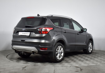 Подержанный автомобиль Ford Kuga 2017 года (5 фото)