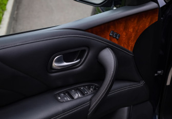 Подержанный автомобиль Infiniti QX80 2017 года (26 фото)