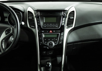 Подержанный автомобиль Hyundai i30 Hatchback 2015 года (14 фото)