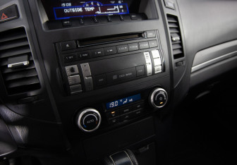 Подержанный автомобиль Mitsubishi Pajero 2006 года (15 фото)