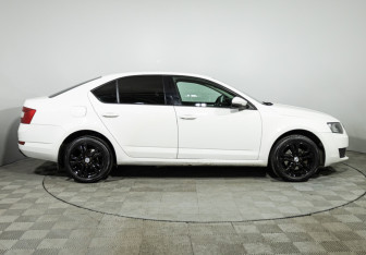 Подержанный автомобиль Skoda Octavia Liftback 2015 года (4 фото)