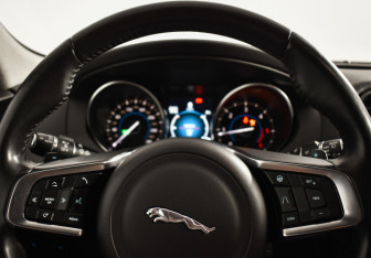 Подержанный автомобиль Jaguar F-Pace 2018 года (15 фото)