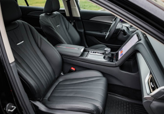 Подержанный автомобиль Hongqi H5 2024 года (28 фото)