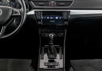 Подержанный автомобиль Skoda Superb Liftback 2017 года (14 фото)