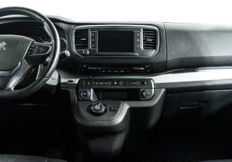 Подержанный автомобиль Peugeot Traveller 2018 года (14 фото)