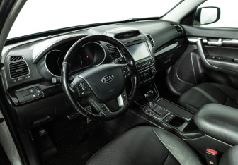 Подержанный автомобиль Kia Sorento 2014 года (11 фото)