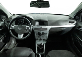 Подержанный автомобиль Opel Astra Wagon 2010 года (13 фото)