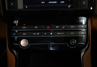 Подержанный автомобиль Jaguar XE 2018 года (16 фото)
