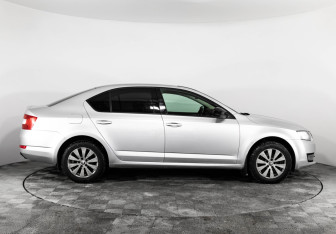 Подержанный автомобиль Skoda Octavia Liftback 2014 года (4 фото)